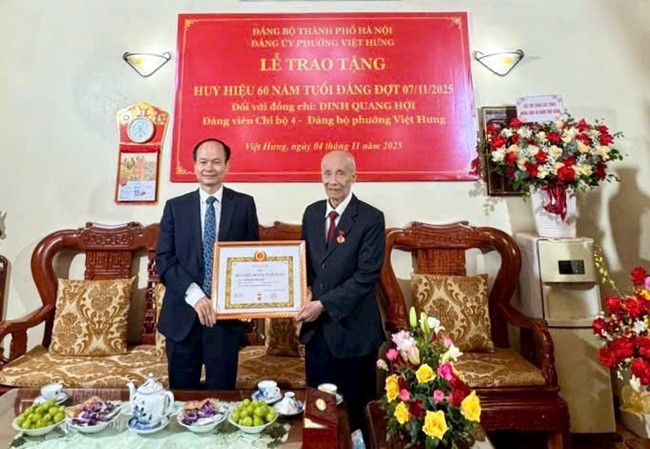 Đảng ủy phường Việt Hưng trao Huy hiệu 60, 65 năm tuổi Đảng cho đảng viên cao tuổi- Ảnh 1.