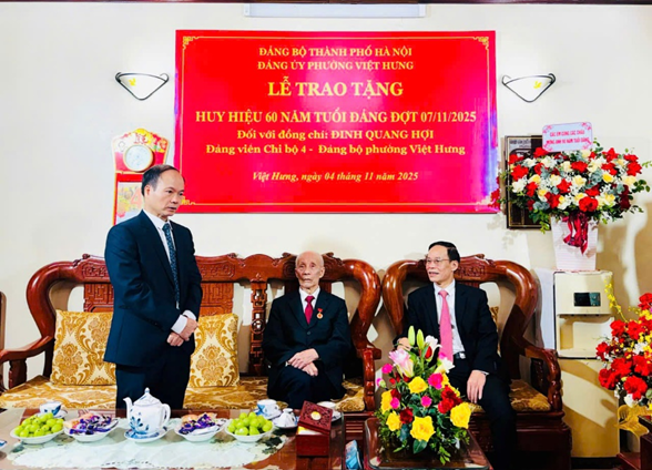 Đảng ủy phường Việt Hưng trao Huy hiệu 60, 65 năm tuổi Đảng cho đảng viên cao tuổi- Ảnh 2.