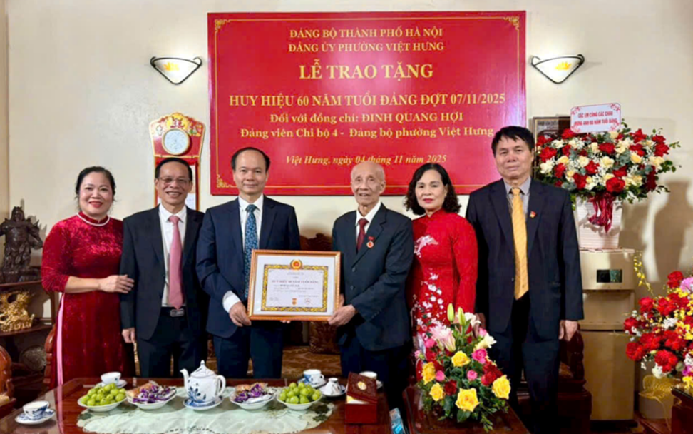Đảng ủy phường Việt Hưng trao Huy hiệu 60, 65 năm tuổi Đảng cho đảng viên cao tuổi