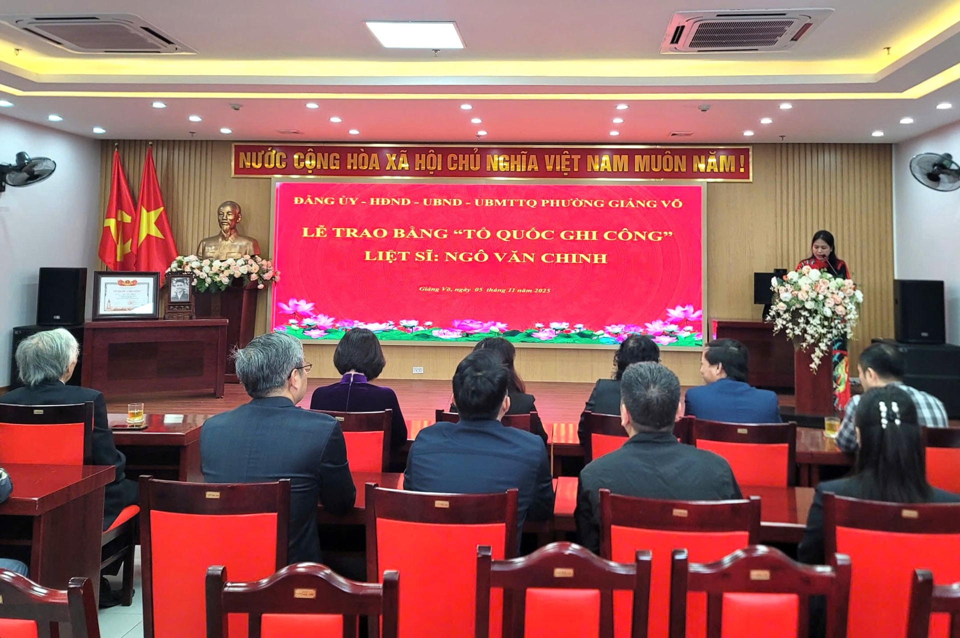 Phường Giảng Võ trao Bằng “Tổ quốc ghi công” cho thân nhân liệt sĩ- Ảnh 1.