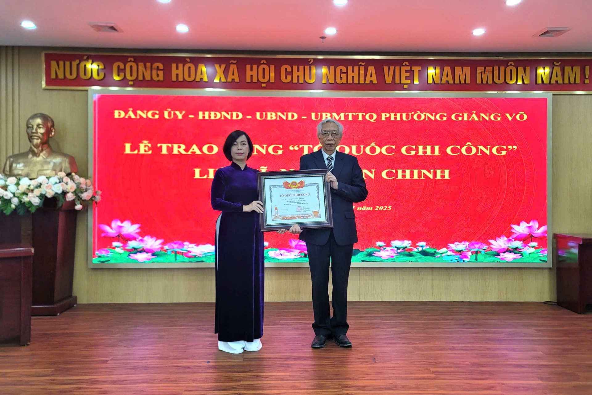 Phường Giảng Võ trao Bằng “Tổ quốc ghi công” cho thân nhân liệt sĩ- Ảnh 2.