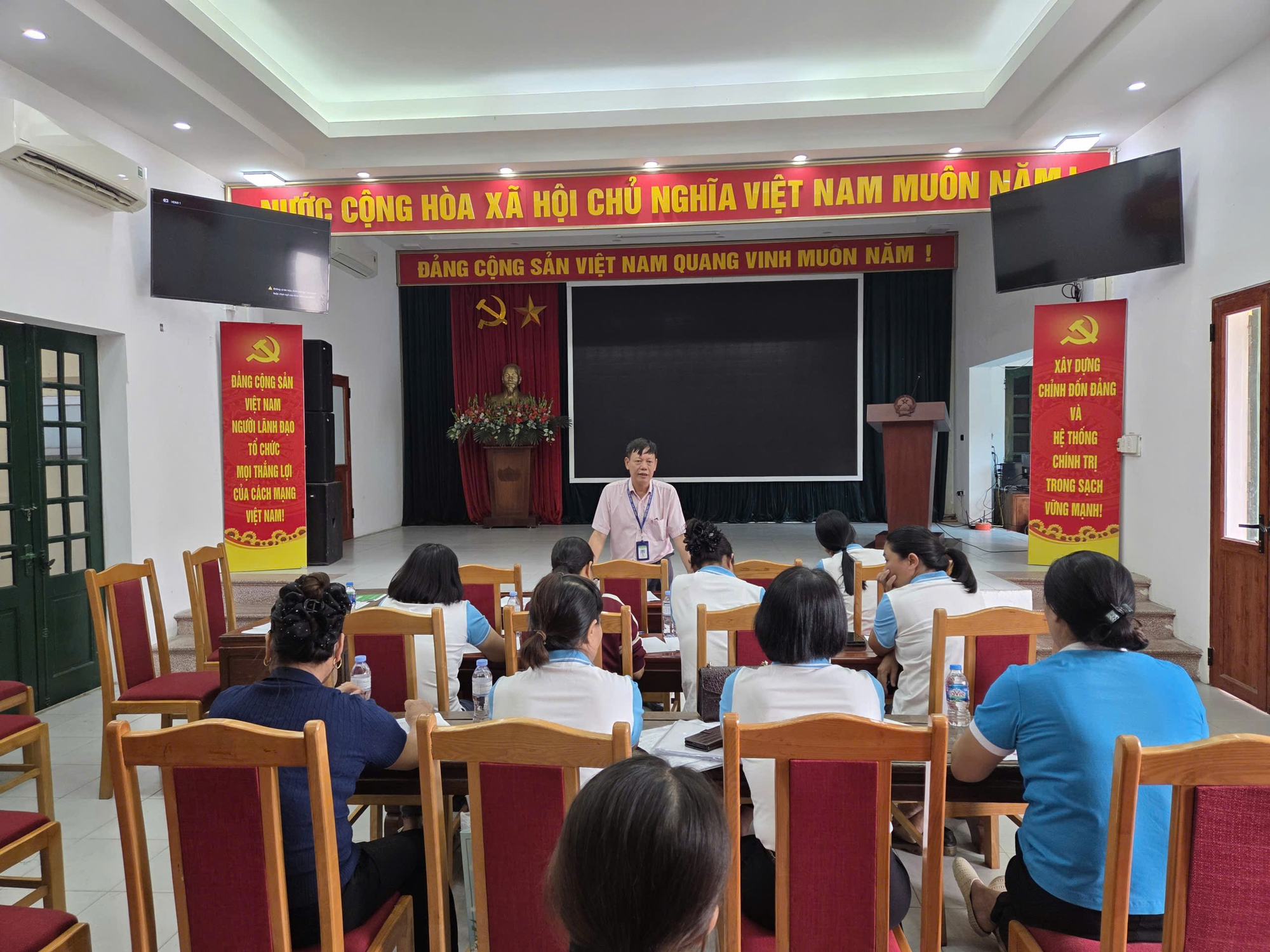 Ngân hàng Chính sách xã hội Đông Anh phối hợp với các Hội đoàn thể xã Thư Lâm đẩy mạnh ứng dụng số trong giao dịch không dùng tiền mặt- Ảnh 2.