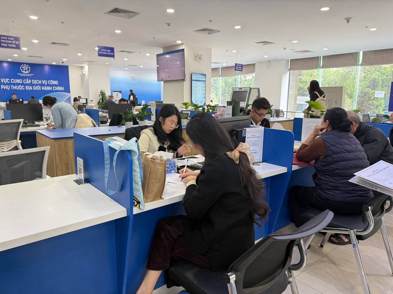 Hà Nội công bố danh mục thủ tục hành chính mới, sửa đổi trong lĩnh vực tín ngưỡng, tôn giáo- Ảnh 1.