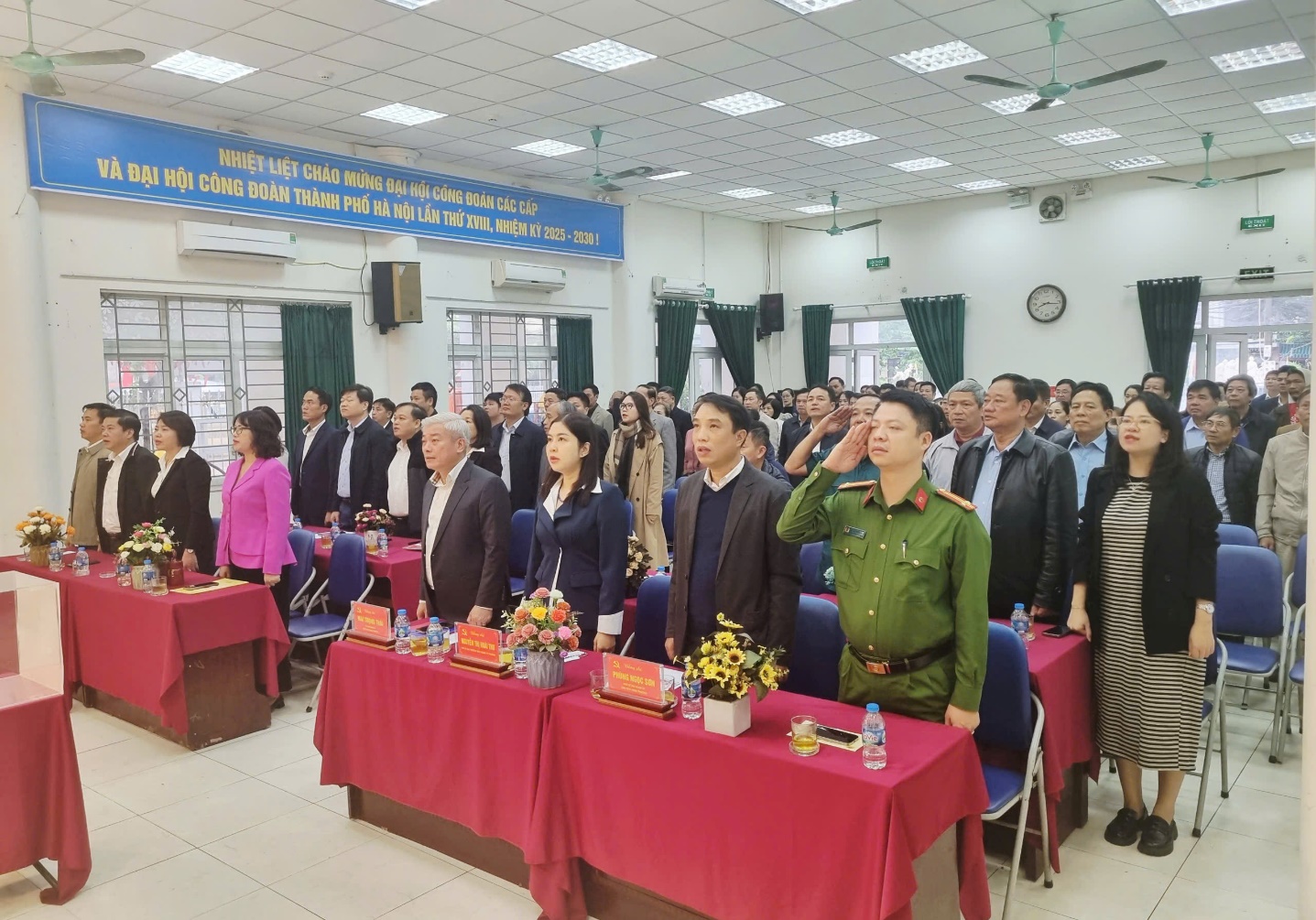 Đảng ủy - Hội đồng nhân dân - Ủy ban nhân dân - Ủy ban Mặt trận tổ quốc Việt Nam phường Đại Mỗ sinh hoạt dưới cờ và phát động Tháng cao điểm "Vì người nghèo" năm 2025- Ảnh 1.