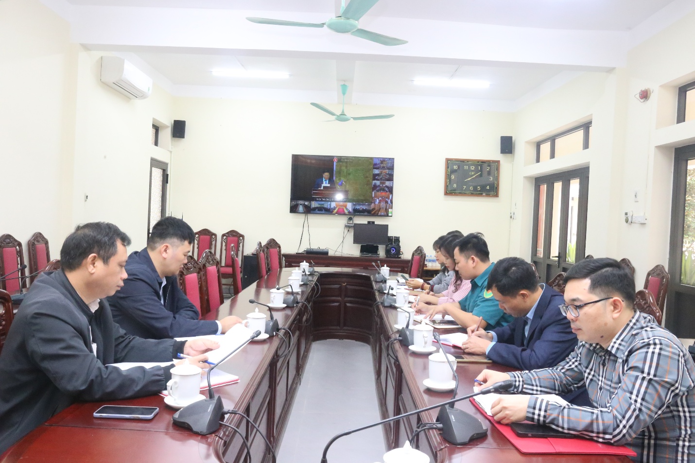 A group of people sitting at a table  Description automatically generated