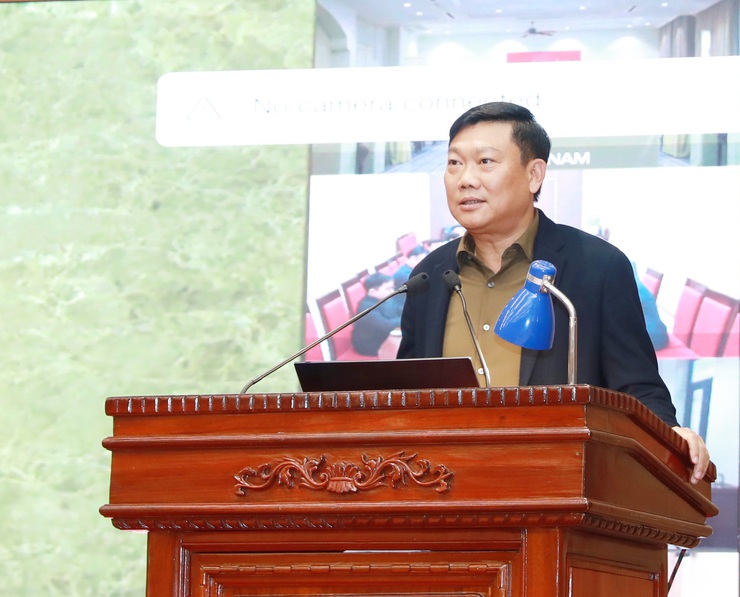 A person standing at a podium  Description automatically generated