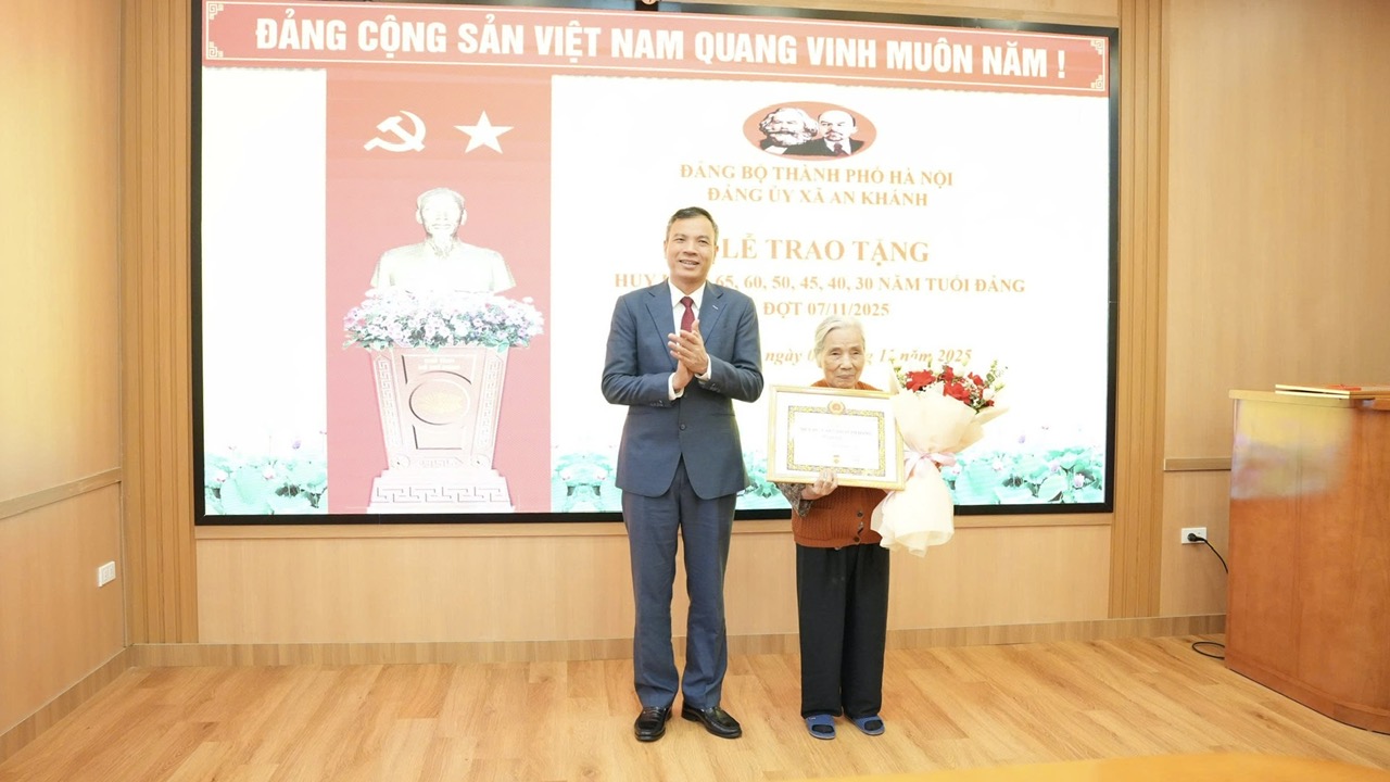 An Khánh: 21 đồng chí được trao tặng Huy hiệu Đảng đợt 07/11/2025- Ảnh 1.