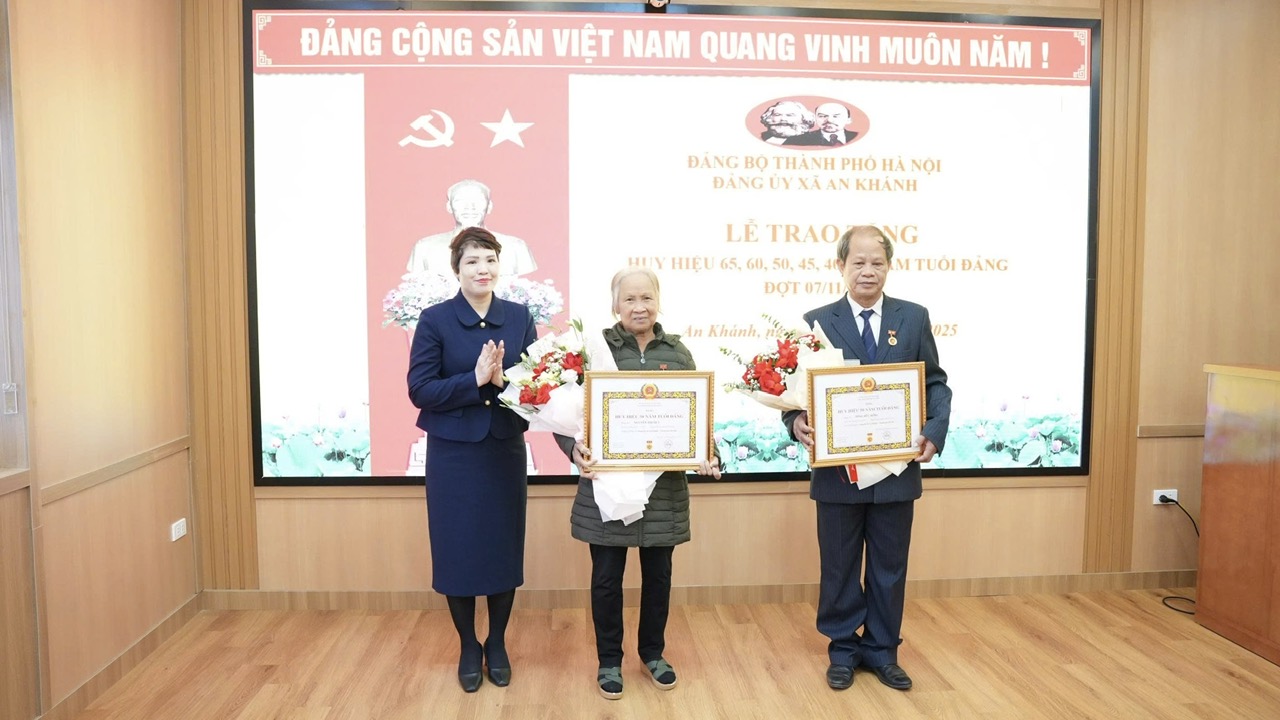 An Khánh: 21 đồng chí được trao tặng Huy hiệu Đảng đợt 07/11/2025- Ảnh 2.