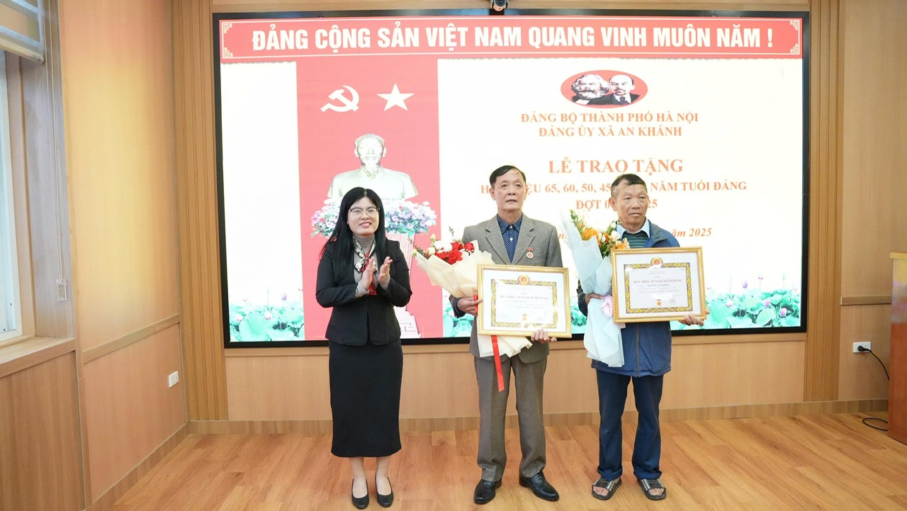 An Khánh: 21 đồng chí được trao tặng Huy hiệu Đảng đợt 07/11/2025- Ảnh 4.