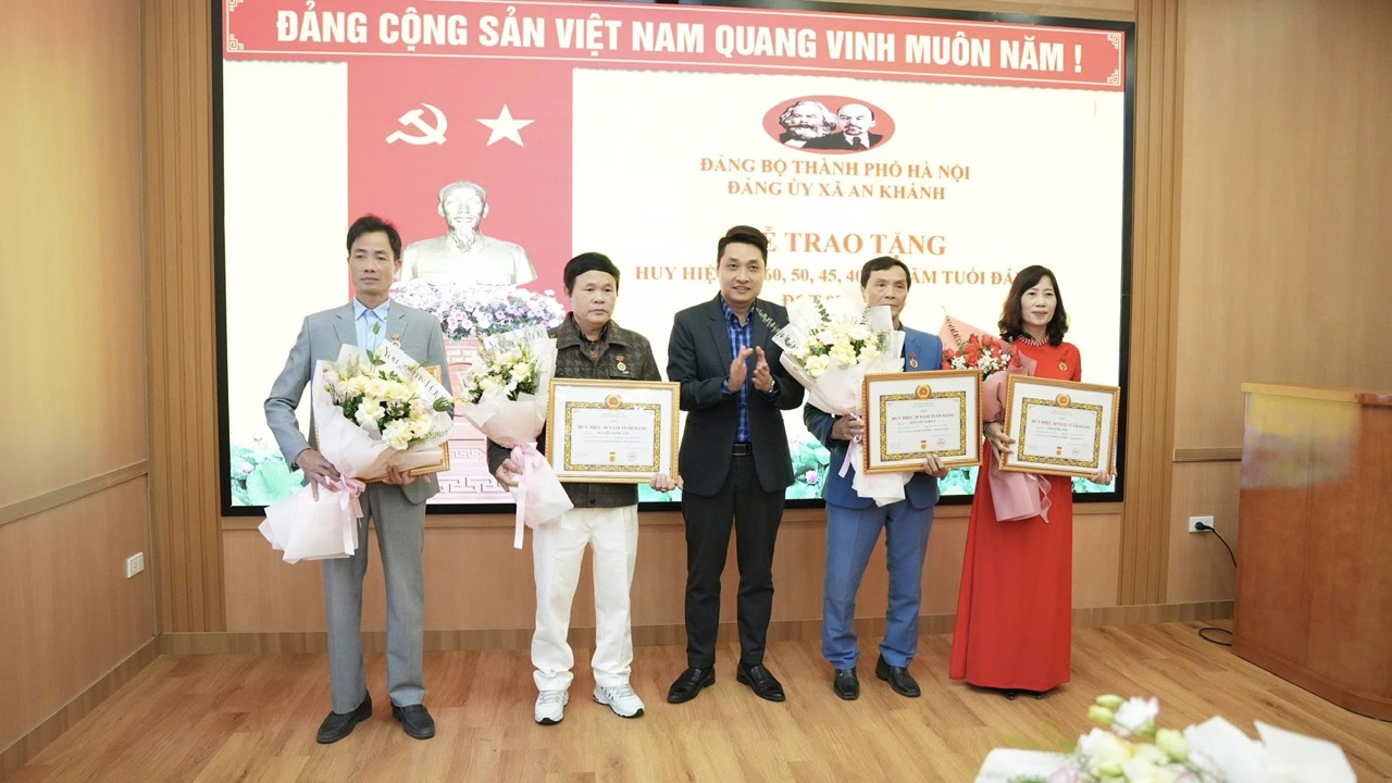 An Khánh: 21 đồng chí được trao tặng Huy hiệu Đảng đợt 07/11/2025- Ảnh 6.