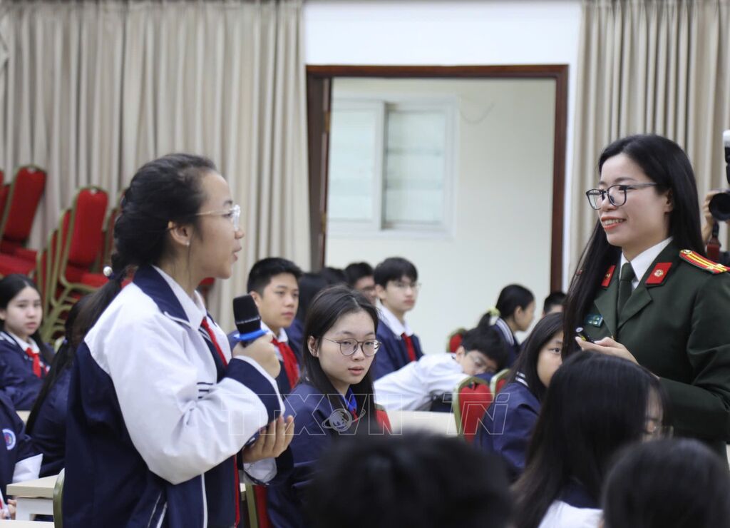 Ngày Pháp luật Việt Nam: Nâng cao nhận thức thượng tôn pháp luật cho học sinh Thủ đô- Ảnh 3.