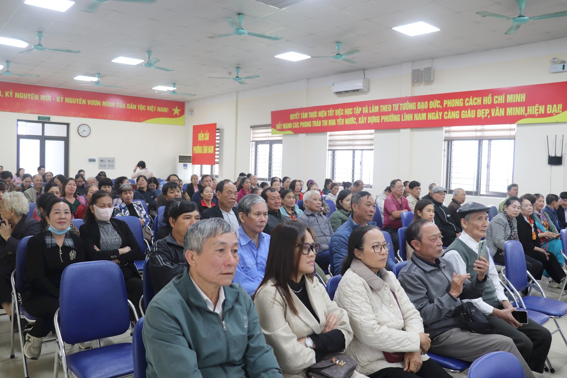 PHƯỜNG LĨNH NAM TỔ CHỨC HỘI NGHỊ ĐỐI THOẠI GIỮA CHỦ TỊCH UBND PHƯỜNG VỚI CÁC TỔ CHỨC, CÁ NHÂN VỀ THỦ TỤC HÀNH CHÍNH NĂM 2025 - Ảnh 5.