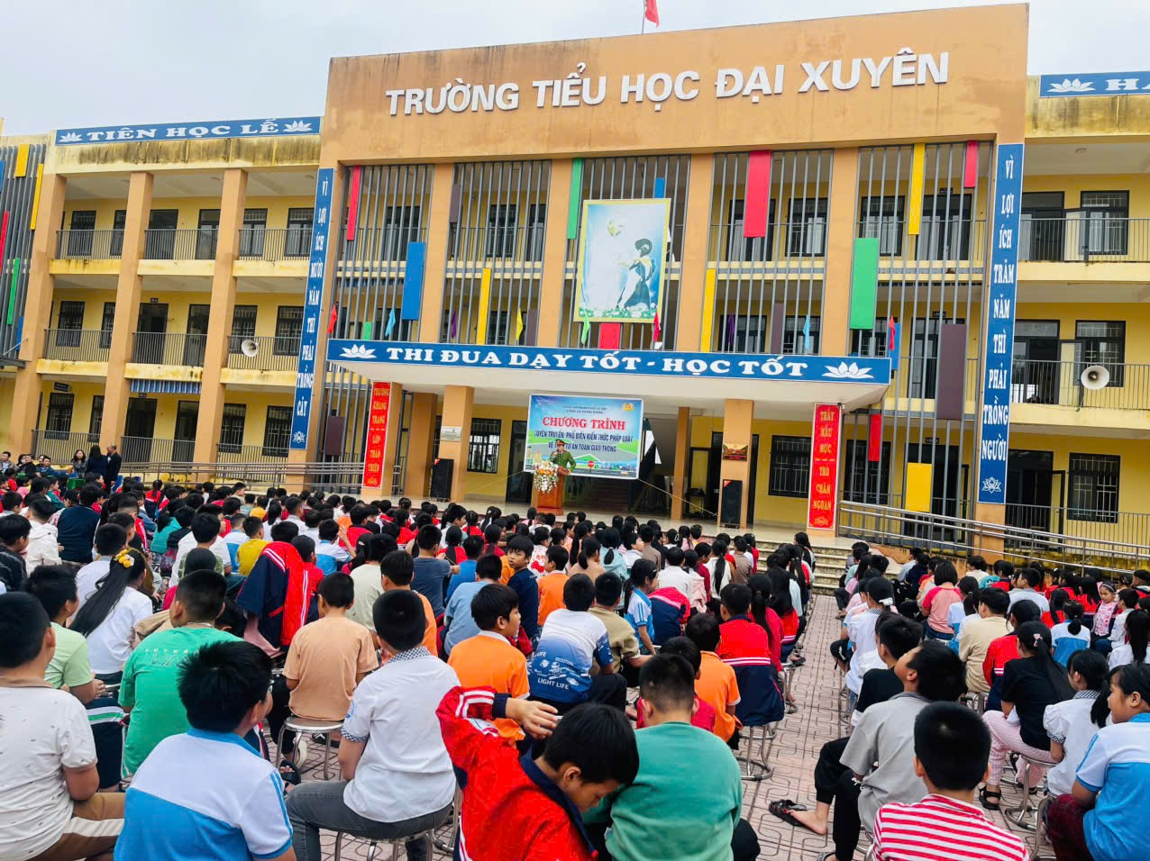 Trường Tiểu học Đại XuyênTuyên truyền pháp luật ATGT và xây dựng mô hình "Cổng trường an toàn"- Ảnh 1.