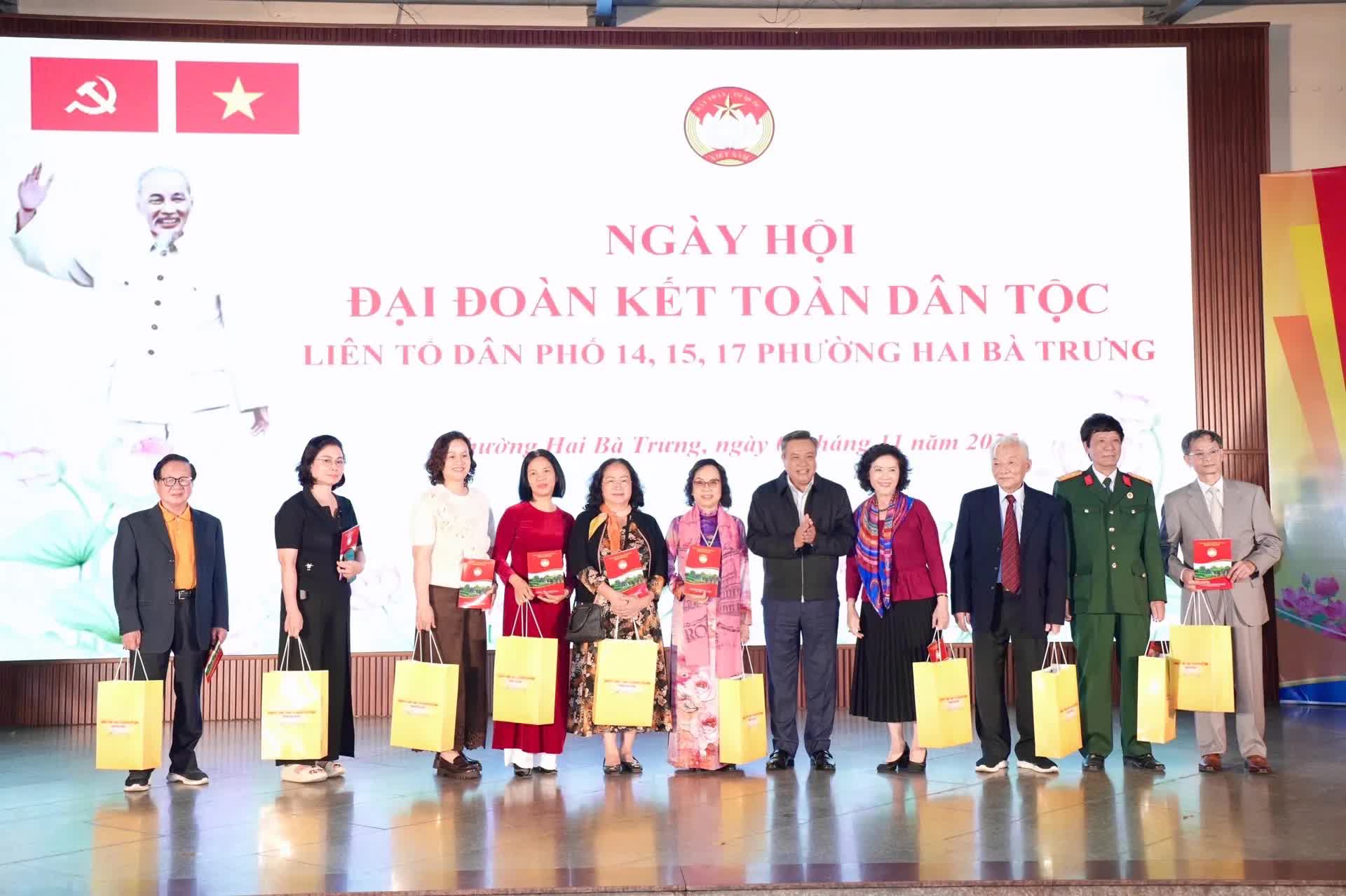 Chủ tịch UBND TP Hà Nội dự Ngày hội Đại đoàn kết phường Hai Bà Trưng: Xây dựng Thủ đô hạnh phúc bắt đầu từ mỗi con phố sạch đẹp- Ảnh 9.