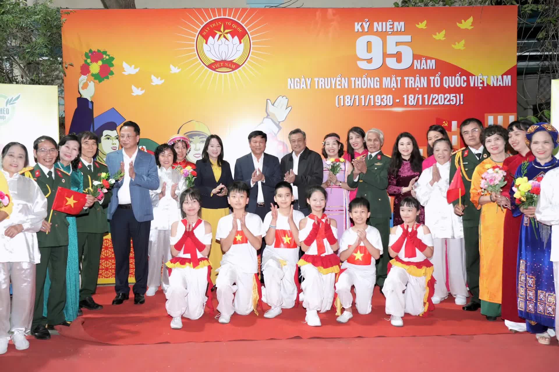 Chủ tịch UBND TP Hà Nội dự Ngày hội Đại đoàn kết phường Hai Bà Trưng: Xây dựng Thủ đô hạnh phúc bắt đầu từ mỗi con phố sạch đẹp- Ảnh 12.