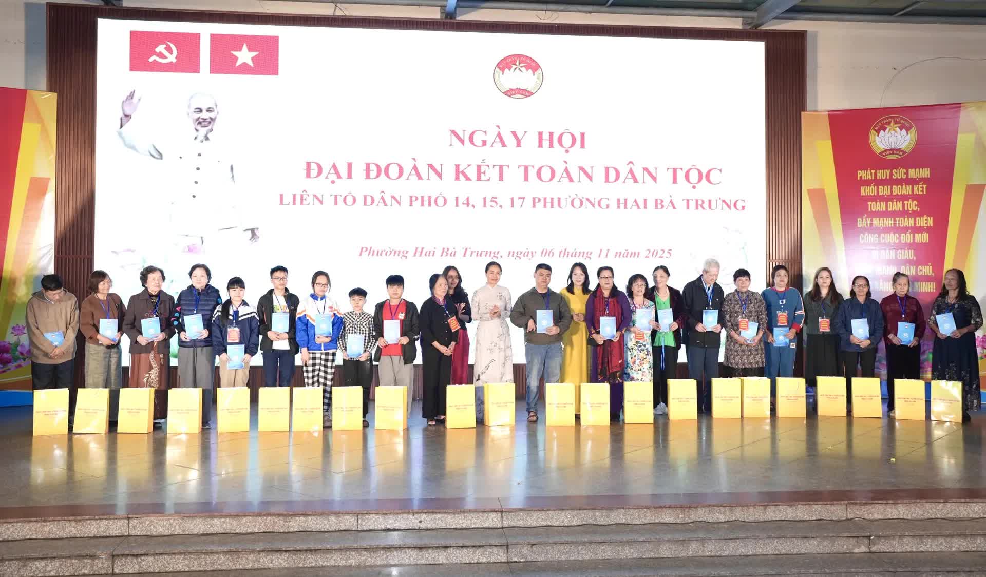 Chủ tịch UBND TP Hà Nội dự Ngày hội Đại đoàn kết phường Hai Bà Trưng: Xây dựng Thủ đô hạnh phúc bắt đầu từ mỗi con phố sạch đẹp- Ảnh 11.