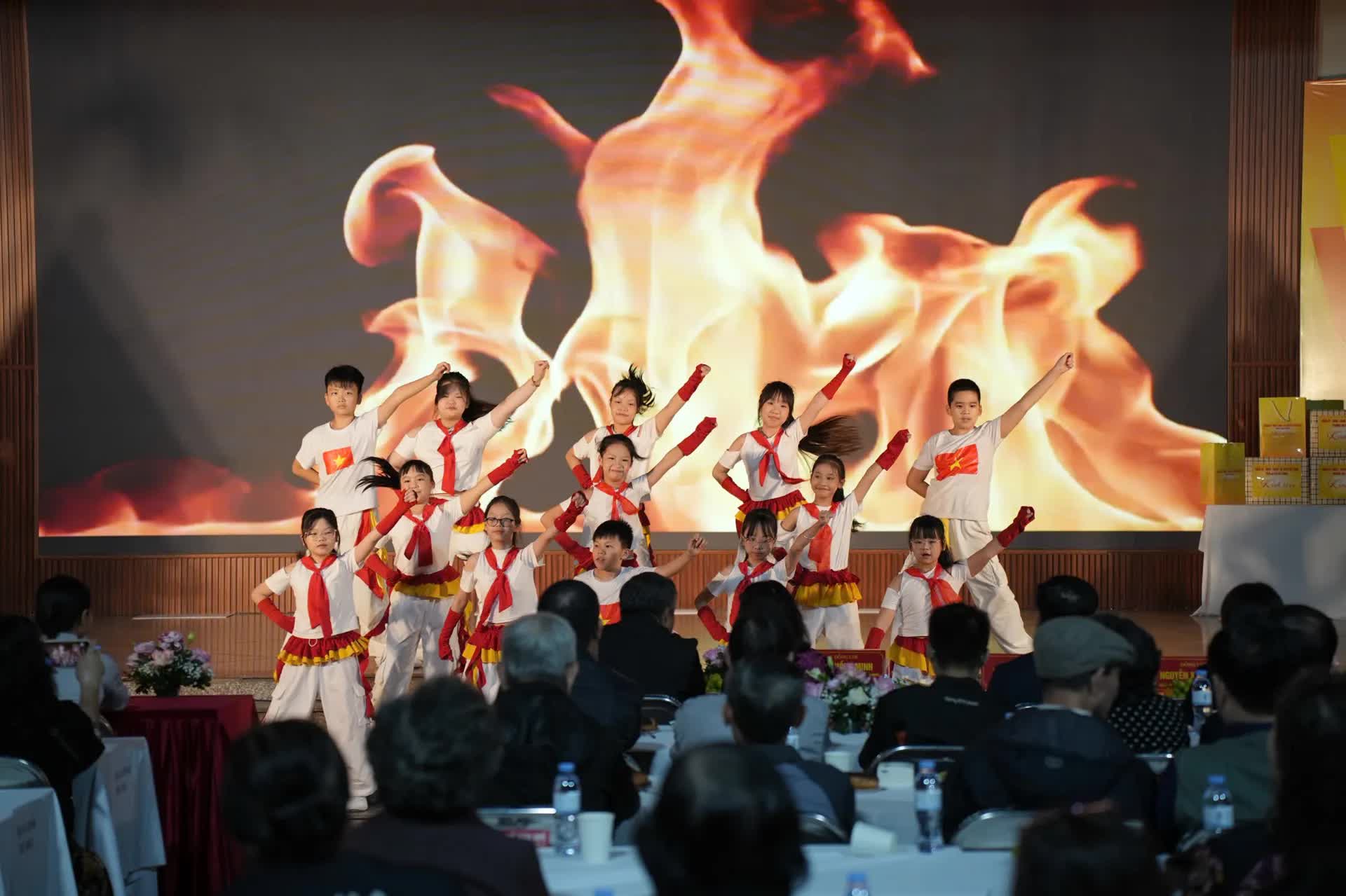 Chủ tịch UBND TP Hà Nội dự Ngày hội Đại đoàn kết phường Hai Bà Trưng: Xây dựng Thủ đô hạnh phúc bắt đầu từ mỗi con phố sạch đẹp- Ảnh 4.