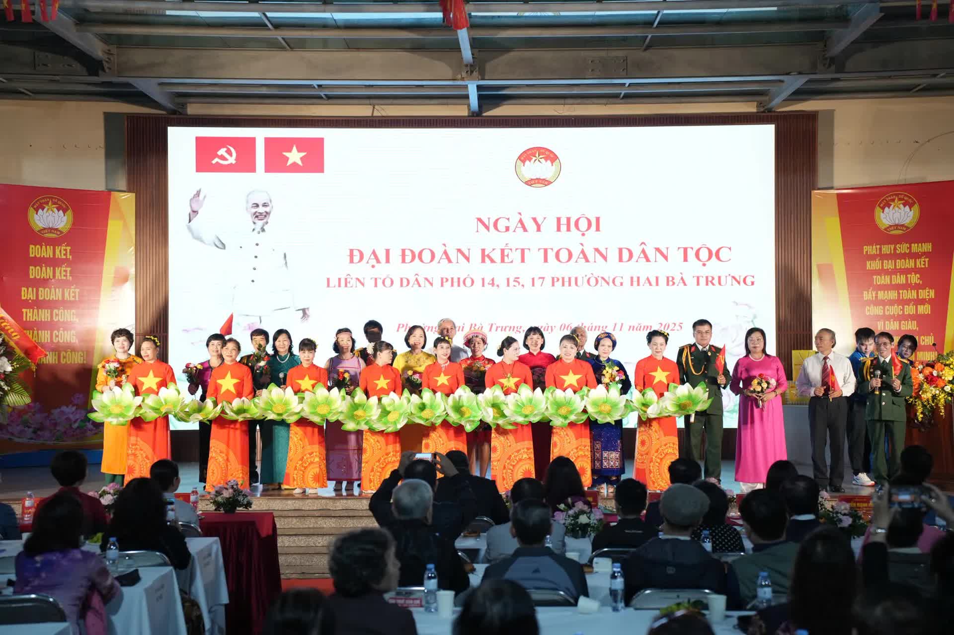 Chủ tịch UBND TP Hà Nội dự Ngày hội Đại đoàn kết phường Hai Bà Trưng: Xây dựng Thủ đô hạnh phúc bắt đầu từ mỗi con phố sạch đẹp- Ảnh 2.