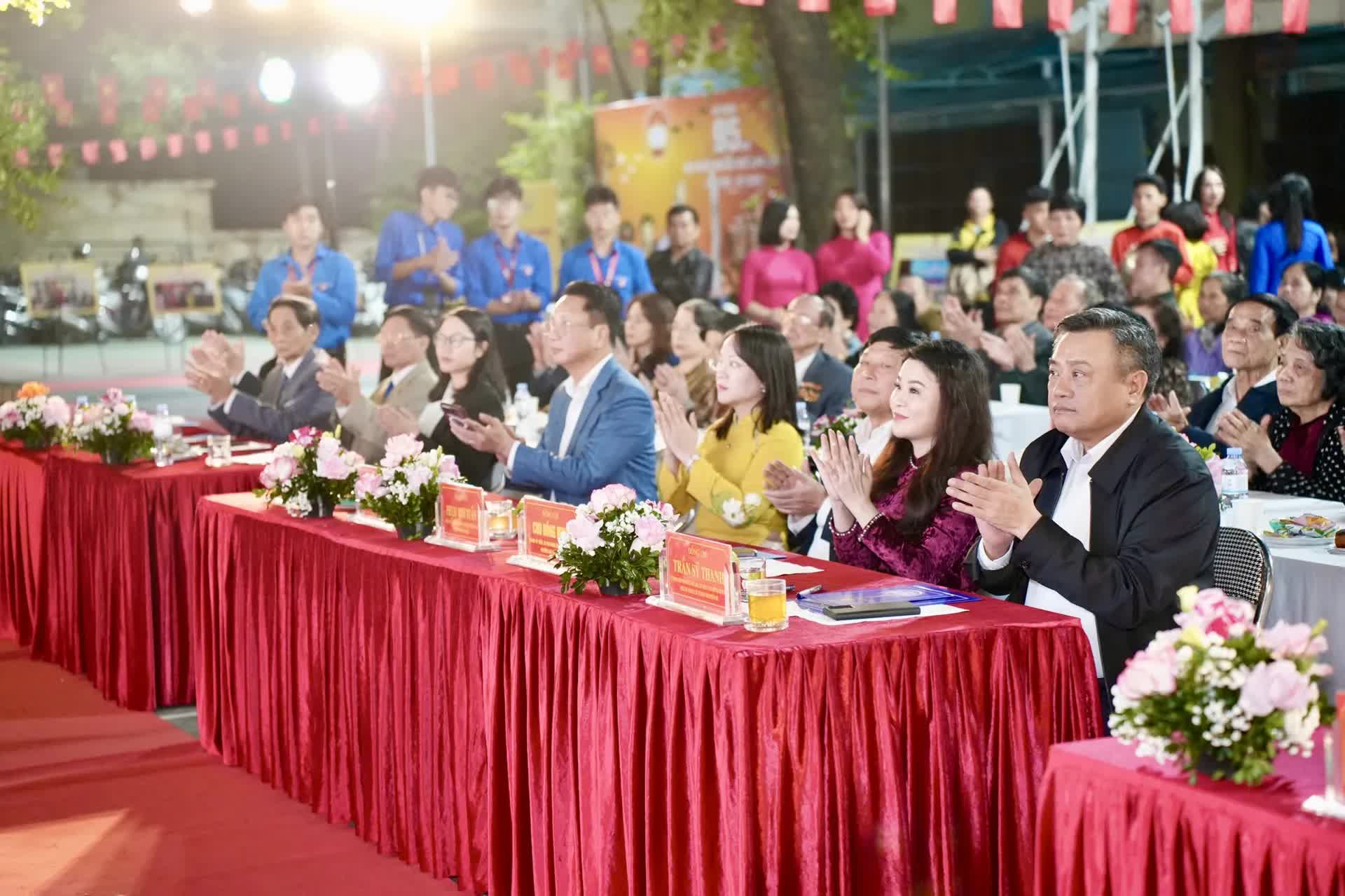 Chủ tịch UBND TP Hà Nội dự Ngày hội Đại đoàn kết phường Hai Bà Trưng: Xây dựng Thủ đô hạnh phúc bắt đầu từ mỗi con phố sạch đẹp- Ảnh 1.