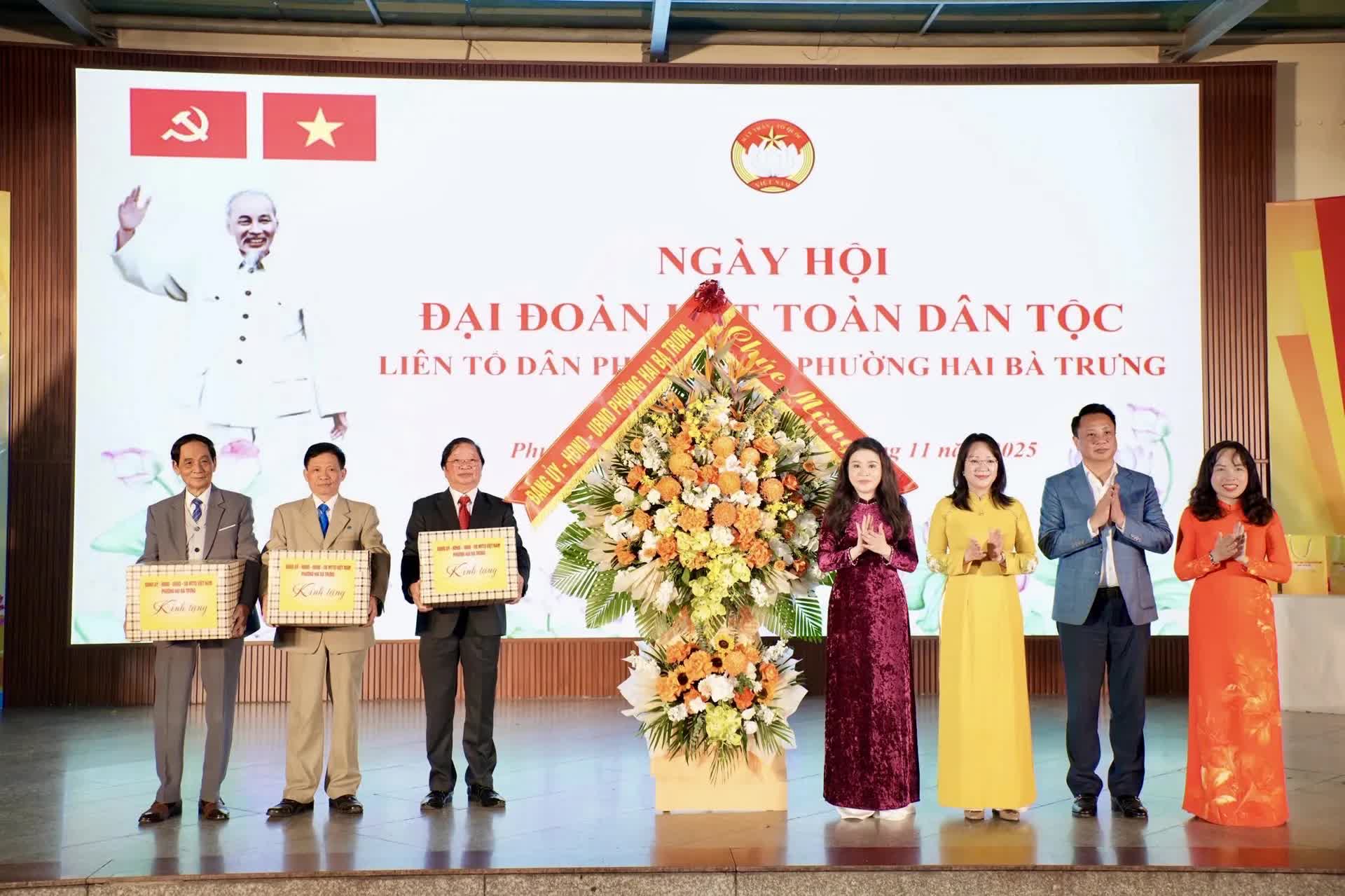 Chủ tịch UBND TP Hà Nội dự Ngày hội Đại đoàn kết phường Hai Bà Trưng: Xây dựng Thủ đô hạnh phúc bắt đầu từ mỗi con phố sạch đẹp- Ảnh 6.