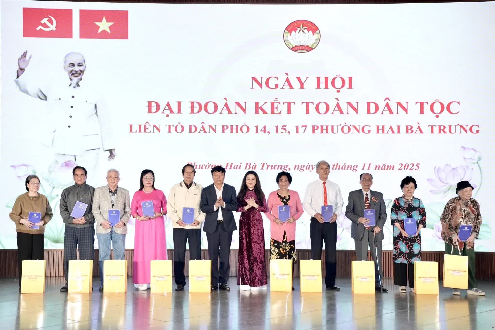 Chủ tịch UBND TP Hà Nội dự Ngày hội Đại đoàn kết phường Hai Bà Trưng: Xây dựng Thủ đô hạnh phúc bắt đầu từ mỗi con phố sạch đẹp- Ảnh 10.