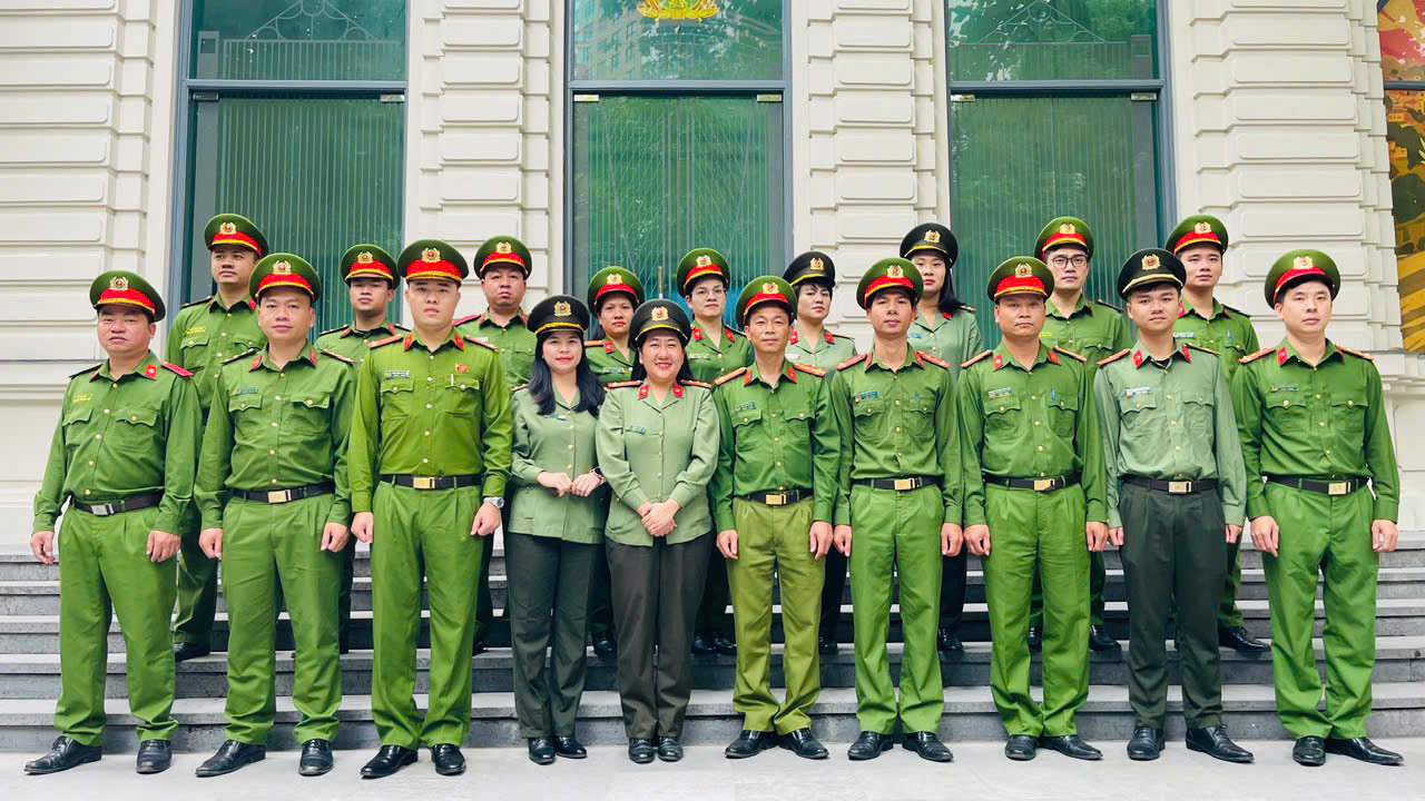 Công an xã Gia Lâm tổ chức Lễ dâng hương và tham quan Bảo tàng Công an Thành phố.- Ảnh 1.