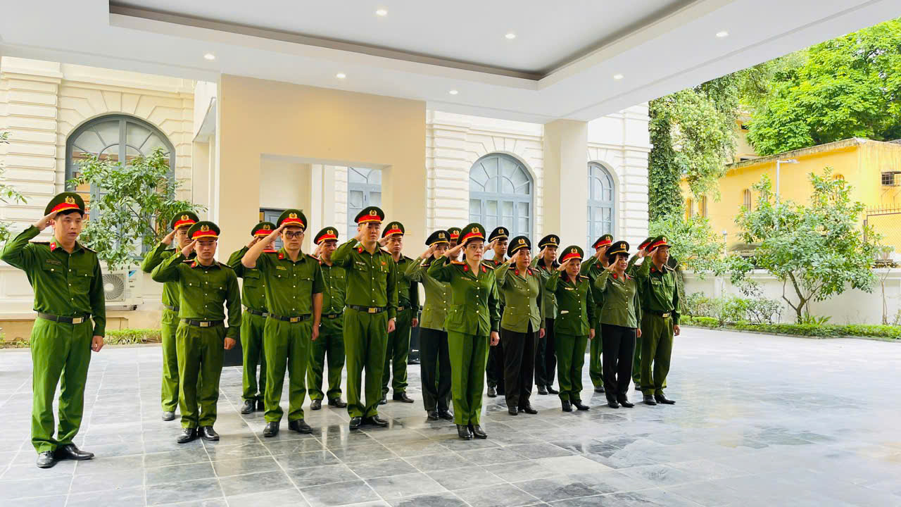 Công an xã Gia Lâm tổ chức Lễ dâng hương và tham quan Bảo tàng Công an Thành phố.- Ảnh 2.