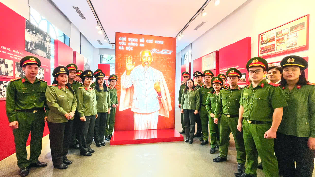 Công an xã Gia Lâm tổ chức Lễ dâng hương và tham quan Bảo tàng Công an Thành phố.- Ảnh 3.