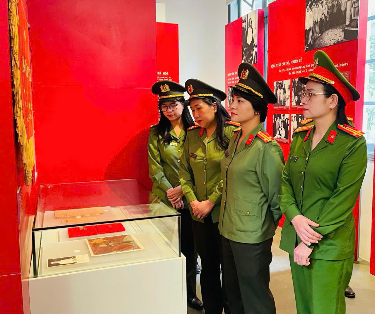 Công an xã Gia Lâm tổ chức Lễ dâng hương và tham quan Bảo tàng Công an Thành phố.- Ảnh 4.