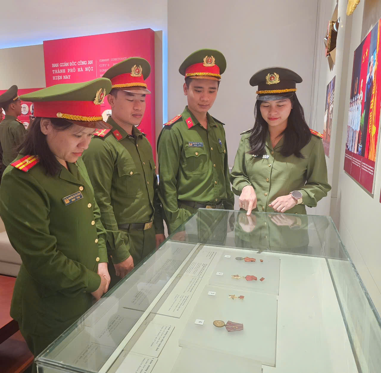 Công an xã Gia Lâm tổ chức Lễ dâng hương và tham quan Bảo tàng Công an Thành phố.- Ảnh 5.