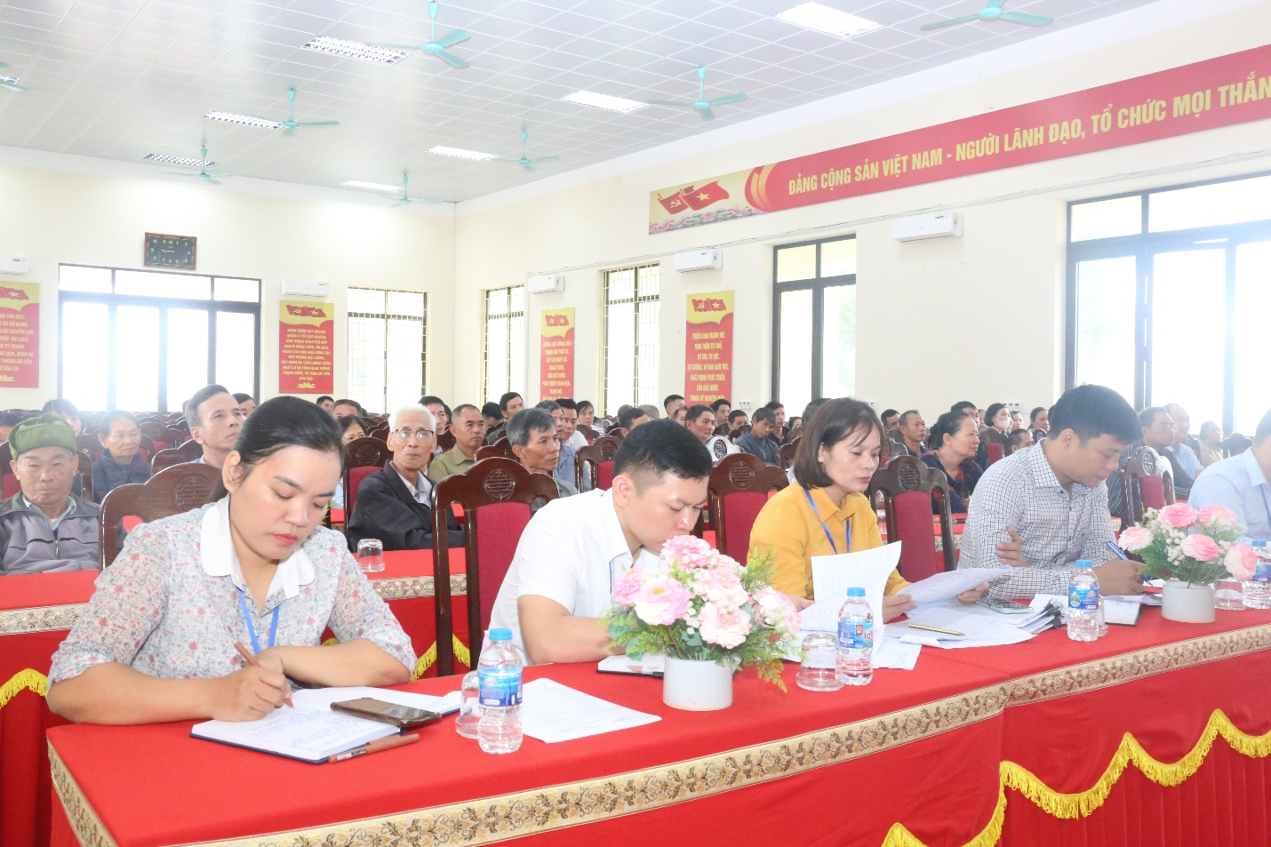 THƯỜNG TRỰC ĐẢNG ỦY – HĐND – UBND XÃ BẤT BẠT TỔ CHỨC HỘI NGHỊ TRỌNG ĐIỂM GIẢI QUYẾT VƯỚNG MẮC CẤP GCN QSDĐ GIAI ĐOẠN 2005-2009- Ảnh 2.