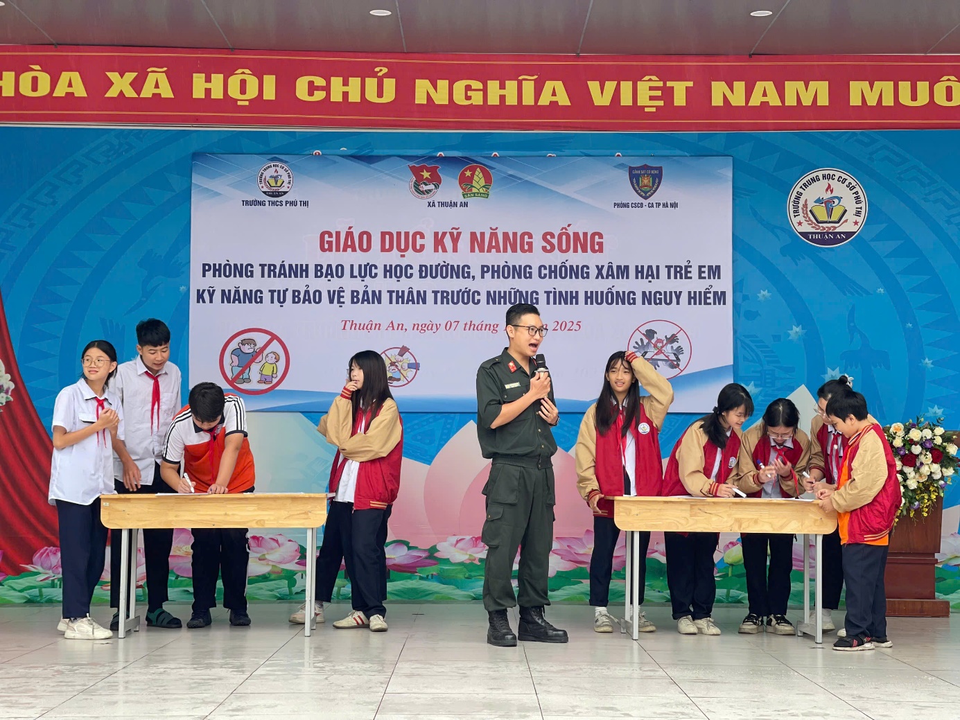 Ảnh có chứa trang phục, người, văn bản, biển hiệu  Nội dung do AI tạo ra có thể không chính xác.