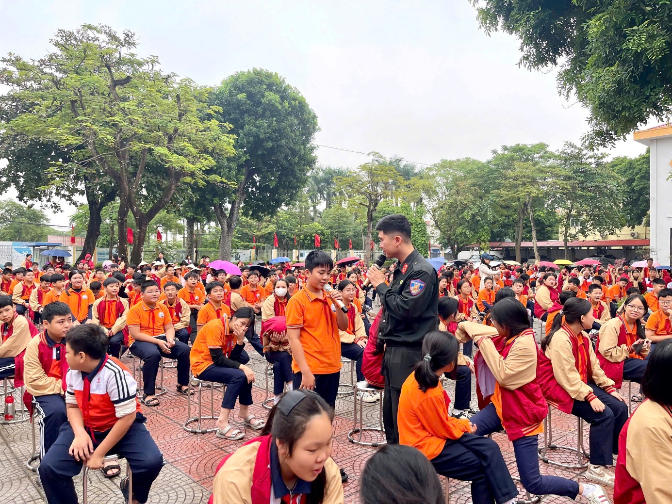 Ảnh có chứa trang phục, ngoài trời, người, giày dép  Nội dung do AI tạo ra có thể không chính xác.