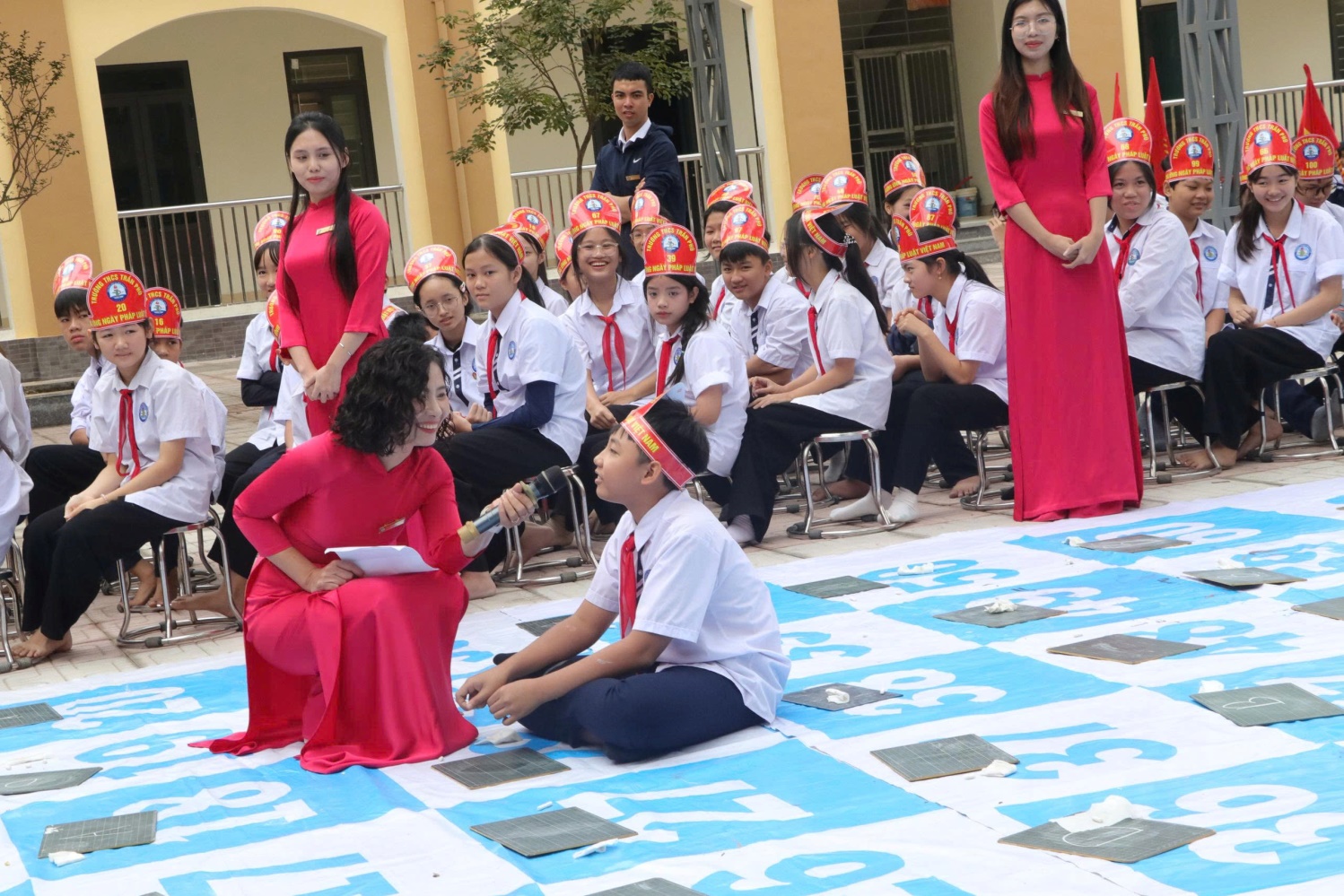 Em Nguyễn Đức Dũng học sinh lớp 7A4 giành vòng nguyệt quế tại Hội thi “Rung chuông vàng” hưởng ứng Ngày Pháp luật Việt Nam(9/11)- Ảnh 3.