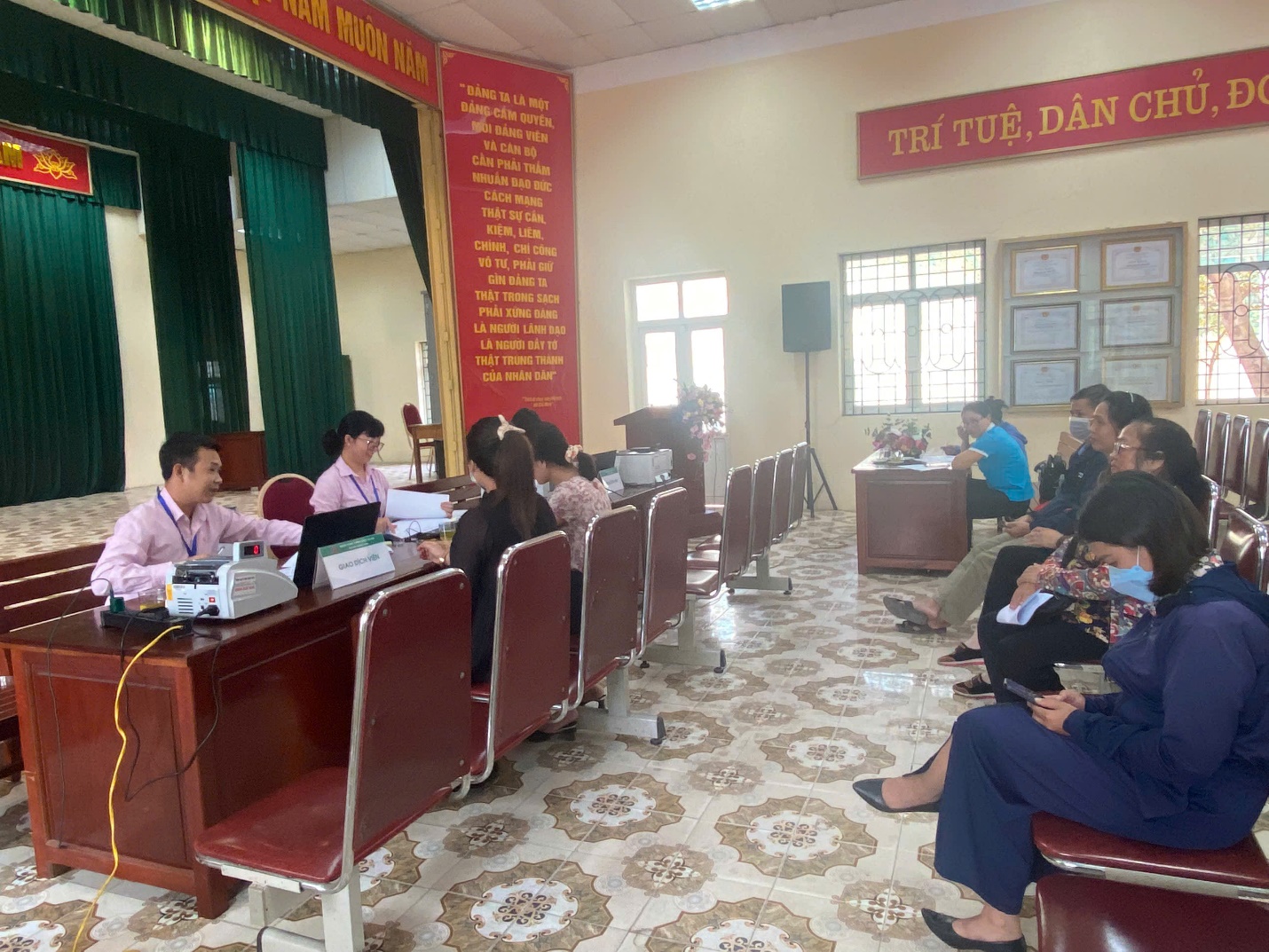 THÔNG BÁO VỀ VIỆC GIẢM LÃI SUẤT CHO VAY MỘT SỐ CHƯƠNG TRÌNH TÍN DỤNG CHÍNH SÁCH TỪ NGÀY 01/12/2025- Ảnh 1.