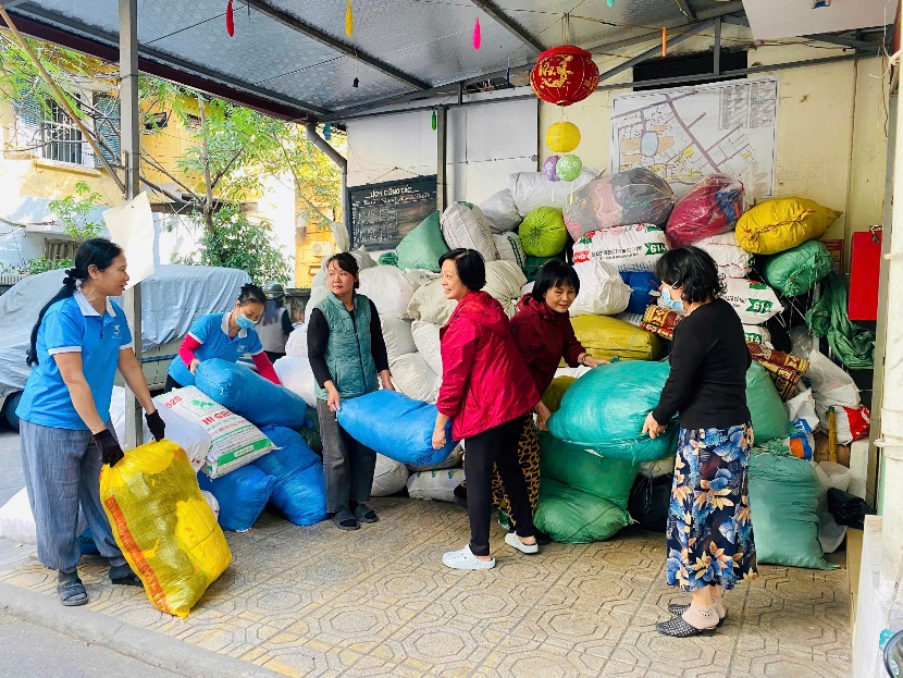 Phường Hai Bà Trưng phát huy tinh thần tương thân tương ái, chung tay ủng hộ đồng bào miền Trung bị thiệt hại do bão lũ- Ảnh 2.