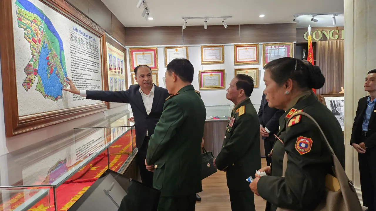 Phường Tây Hồ đón tiếp đoàn cựu chiến binh Lào- Ảnh 1.