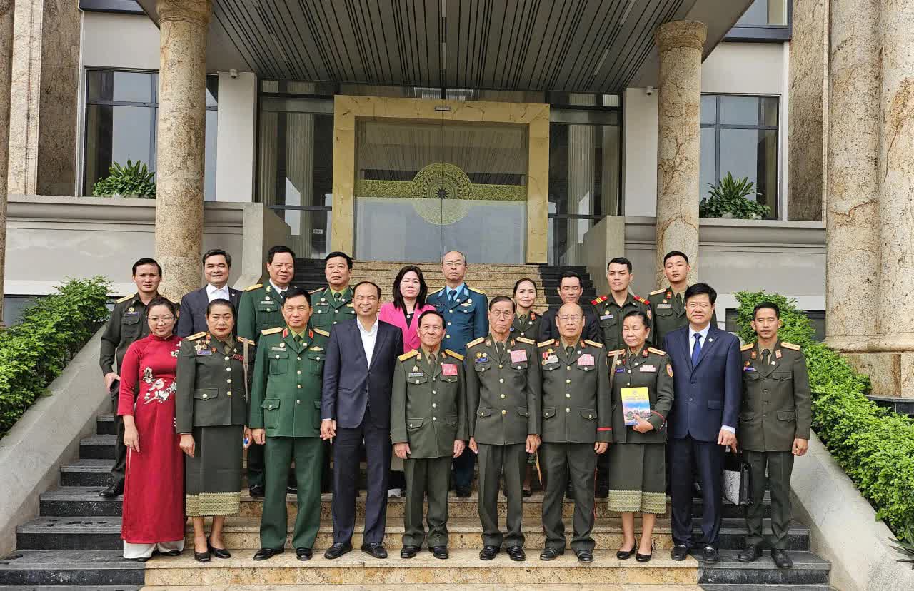 Phường Tây Hồ đón tiếp đoàn cựu chiến binh Lào- Ảnh 2.