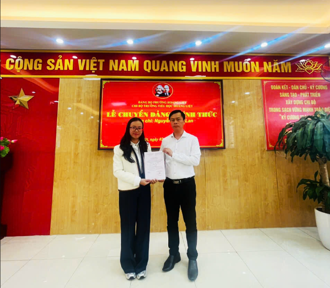 Tiểu học Hoàng Liệt sinh hoạt chi bộ tháng 12 và trao quyết định chuyển Đảng chính thức năm 2025- Ảnh 3.