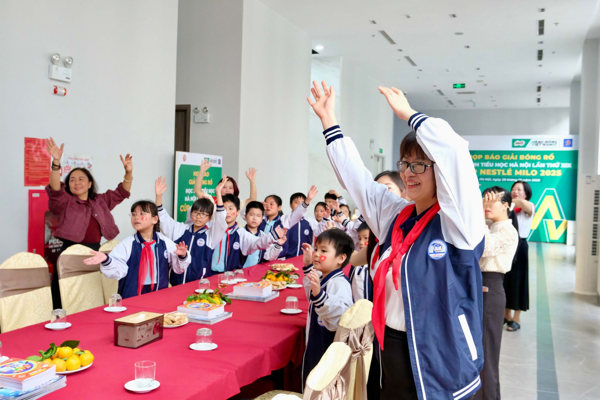 Trường Tiểu học Thịnh Quang trao tặng hơn 21.800 cuốn vở tiếp sức học sinh vùng lũ- Ảnh 5.