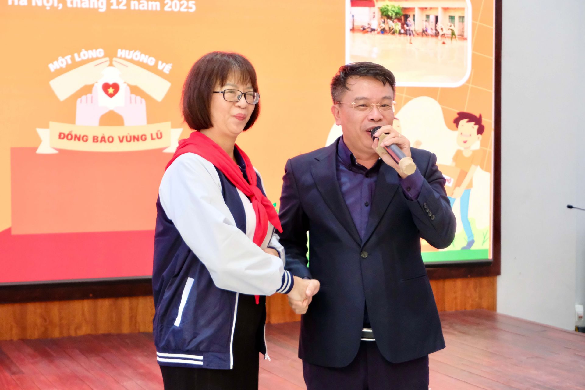 Trường Tiểu học Thịnh Quang trao tặng hơn 21.800 cuốn vở tiếp sức học sinh vùng lũ- Ảnh 1.