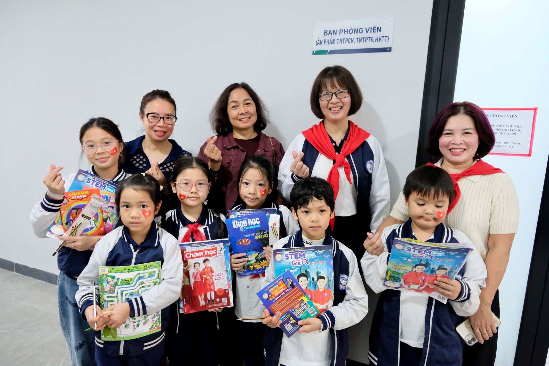 Trường Tiểu học Thịnh Quang trao tặng hơn 21.800 cuốn vở tiếp sức học sinh vùng lũ- Ảnh 6.