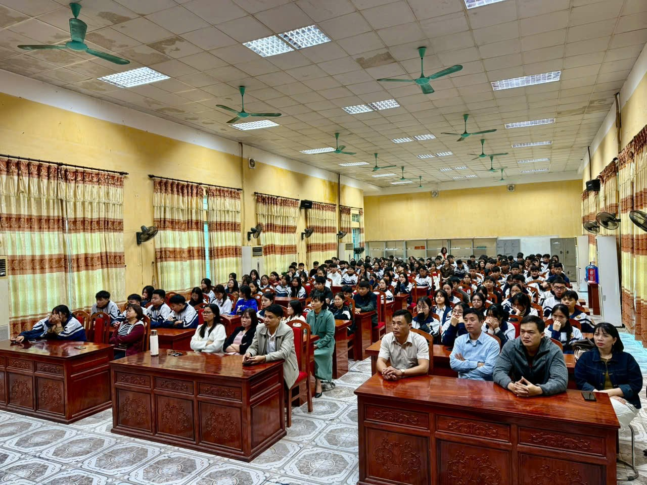 Đưa lịch sử chạm đến trái tim mỗi người trong ngày đầu tiên công chiếu miễn phí phim “Mưa đỏ” tại xã Hồng Sơn- Ảnh 1.