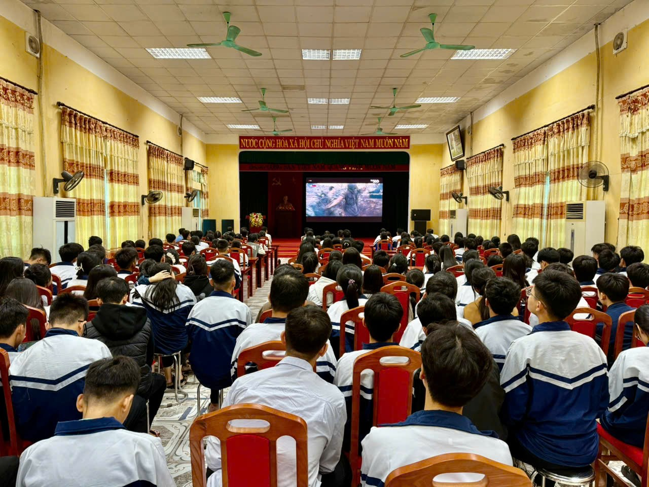 Đưa lịch sử chạm đến trái tim mỗi người trong ngày đầu tiên công chiếu miễn phí phim “Mưa đỏ” tại xã Hồng Sơn- Ảnh 2.