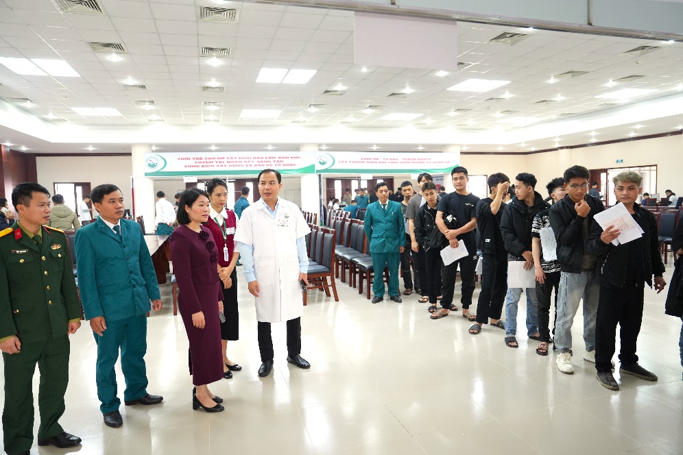 Quảng Oai tăng cường trách nhiệm trong công tác khám tuyển NVQS năm 2026: Thanh niên tự hào, sẵn sàng lên đường bảo vệ Tổ quốc- Ảnh 2.