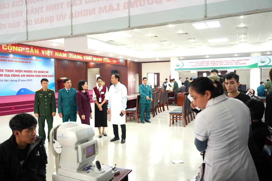 Quảng Oai tăng cường trách nhiệm trong công tác khám tuyển NVQS năm 2026: Thanh niên tự hào, sẵn sàng lên đường bảo vệ Tổ quốc- Ảnh 3.