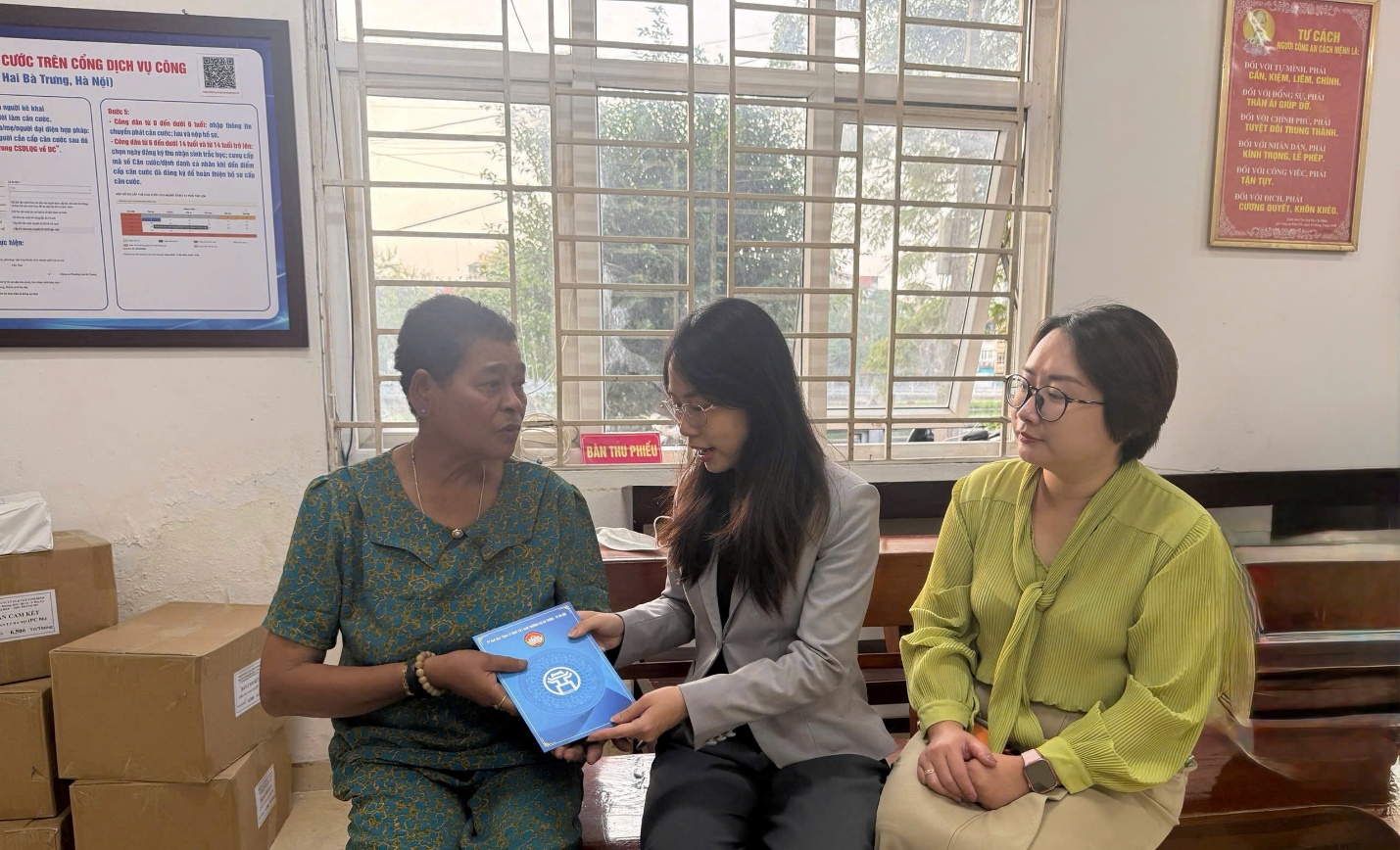 A group of people sitting on a bench  AI-generated content may be incorrect.