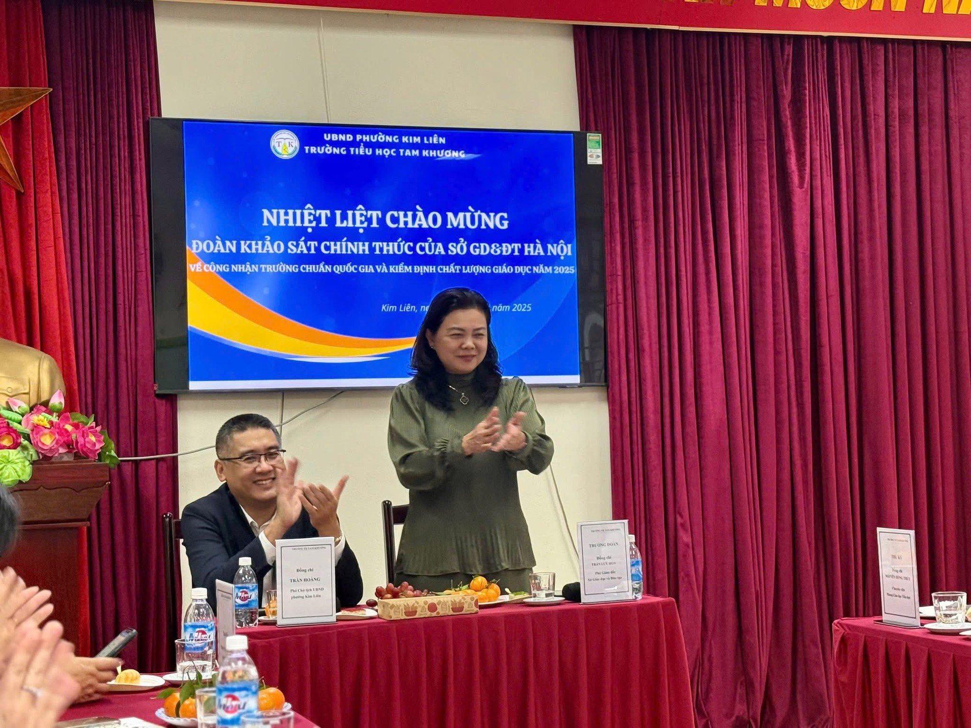 Có thể là hình ảnh về cái bục và văn bản