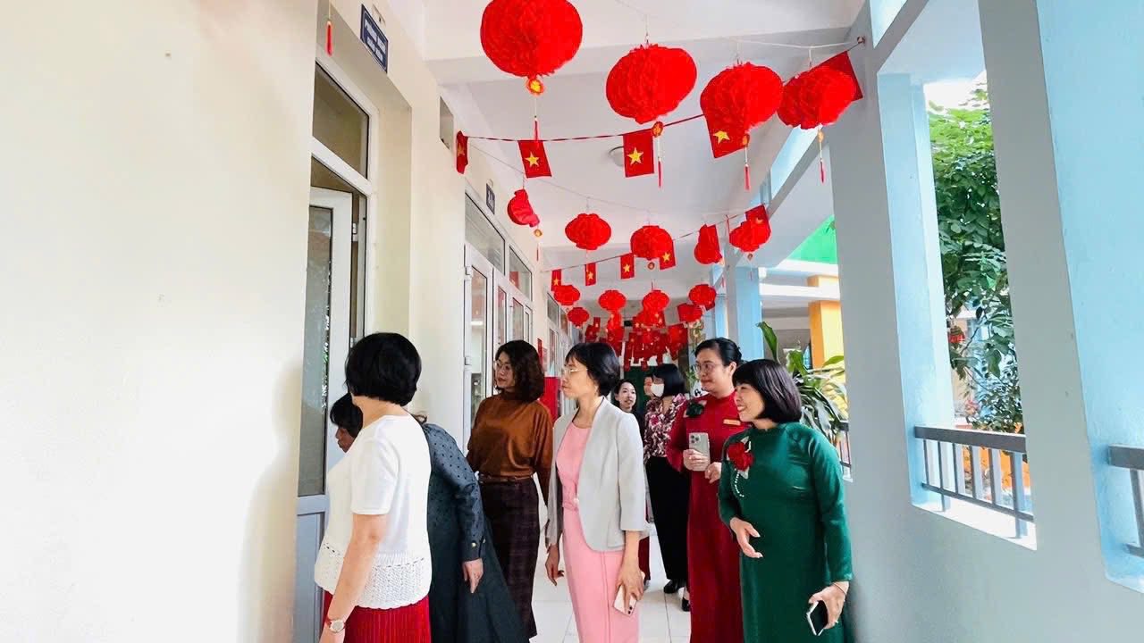 Có thể là hình ảnh về một hoặc nhiều người và đám cưới