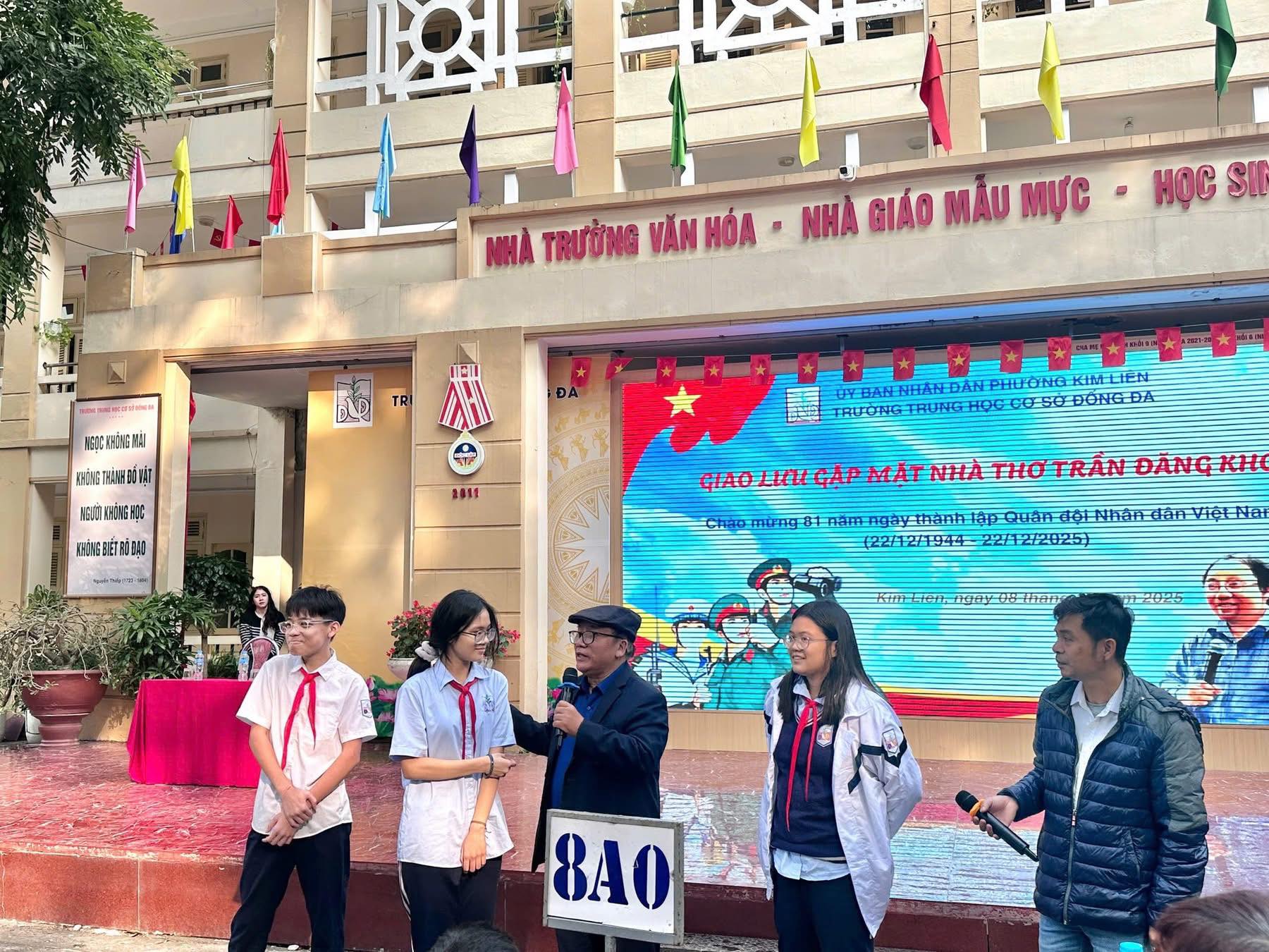 Có thể là hình ảnh về một hoặc nhiều người, đền thờ và văn bản